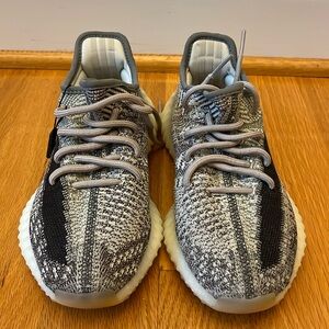 Yeezy boost 350- Zyon Kids US 5 Addias